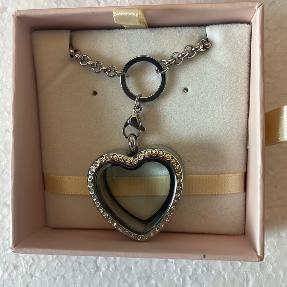 It’s Pearl time Heart cage, necklace locket 22” Chain pendant magnetic lock new